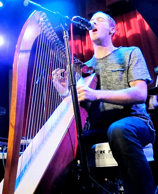 Active_Child_sing_harp