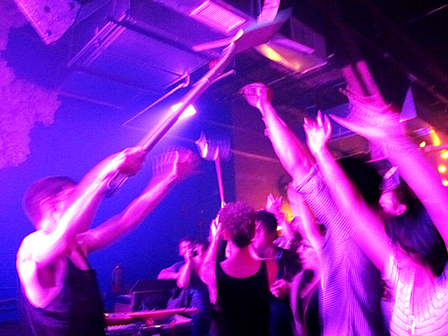 Born_Gold_shovels_hands