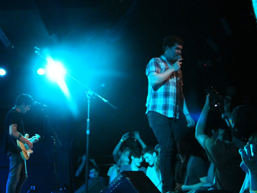 Surfer_Blood_in_crowd