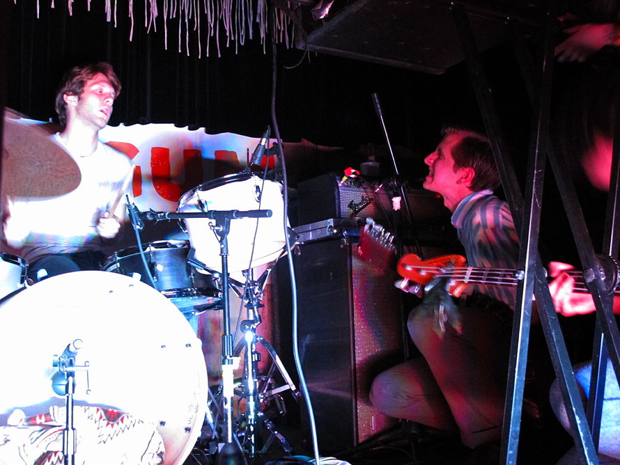 Twin_Sister_stage_crouch