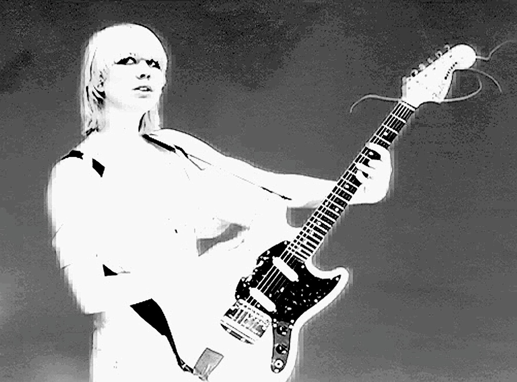 erika_guitargrey_EMA