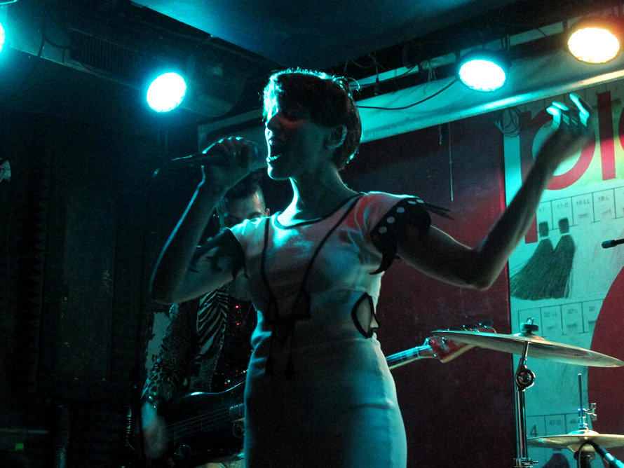 hank-cupcakes-cakefrontscream